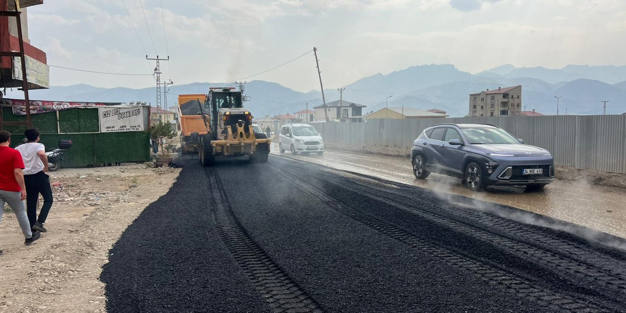 Yüksekova Devlet Hastanesi yolunda asfalt yama çalışması