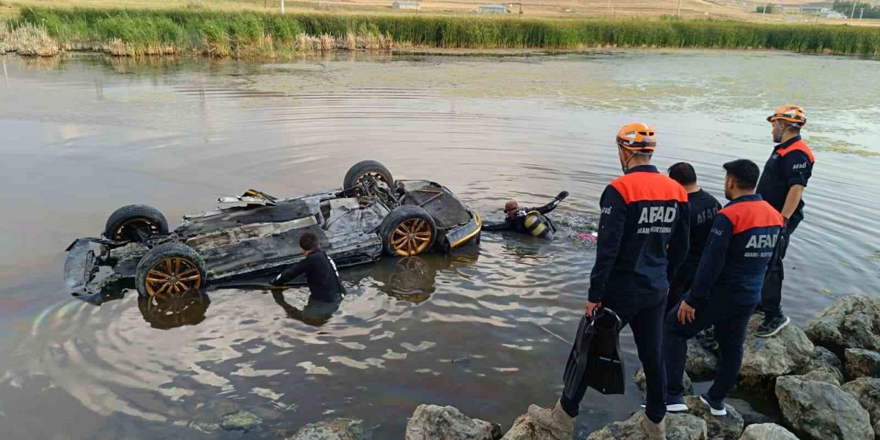 Van'da sulak alana uçan otomobilden 3 kişi çıkarıldı