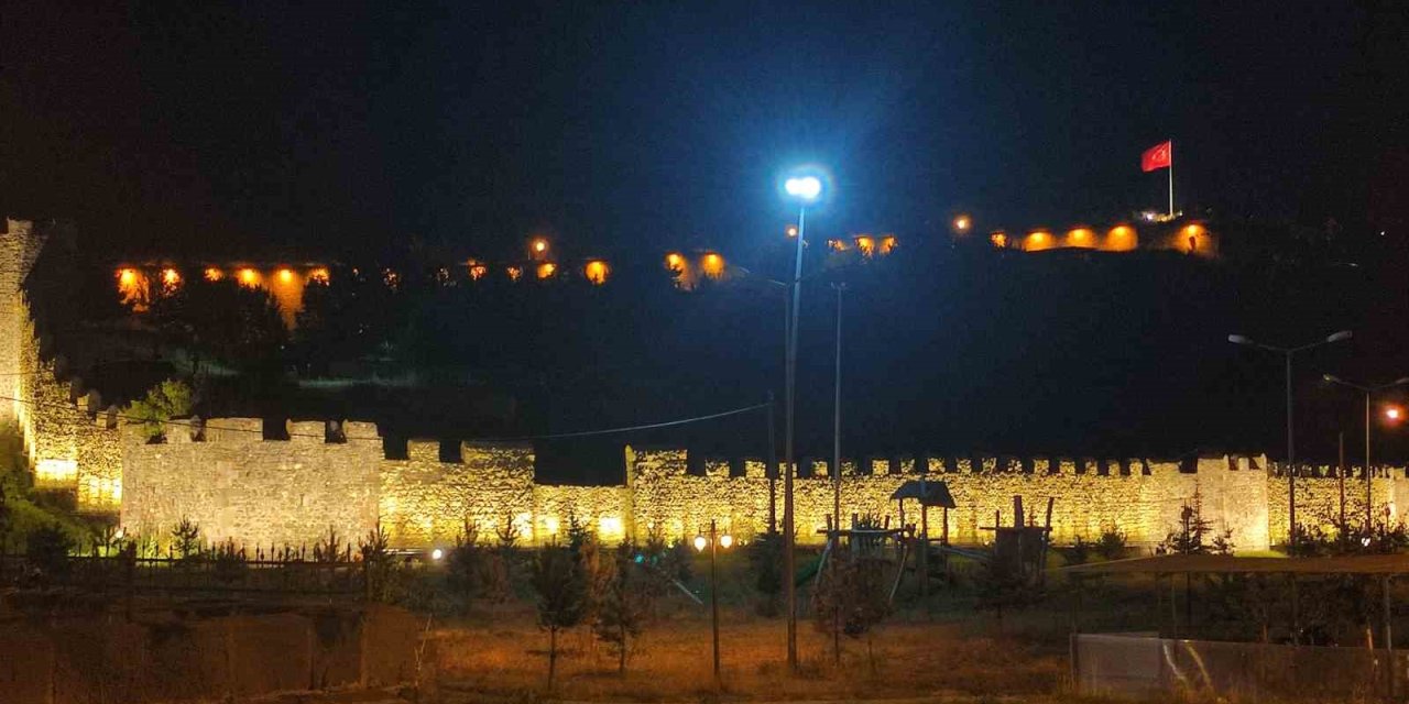 Tarihi Ardahan Kalesi'ne ışıklandırma