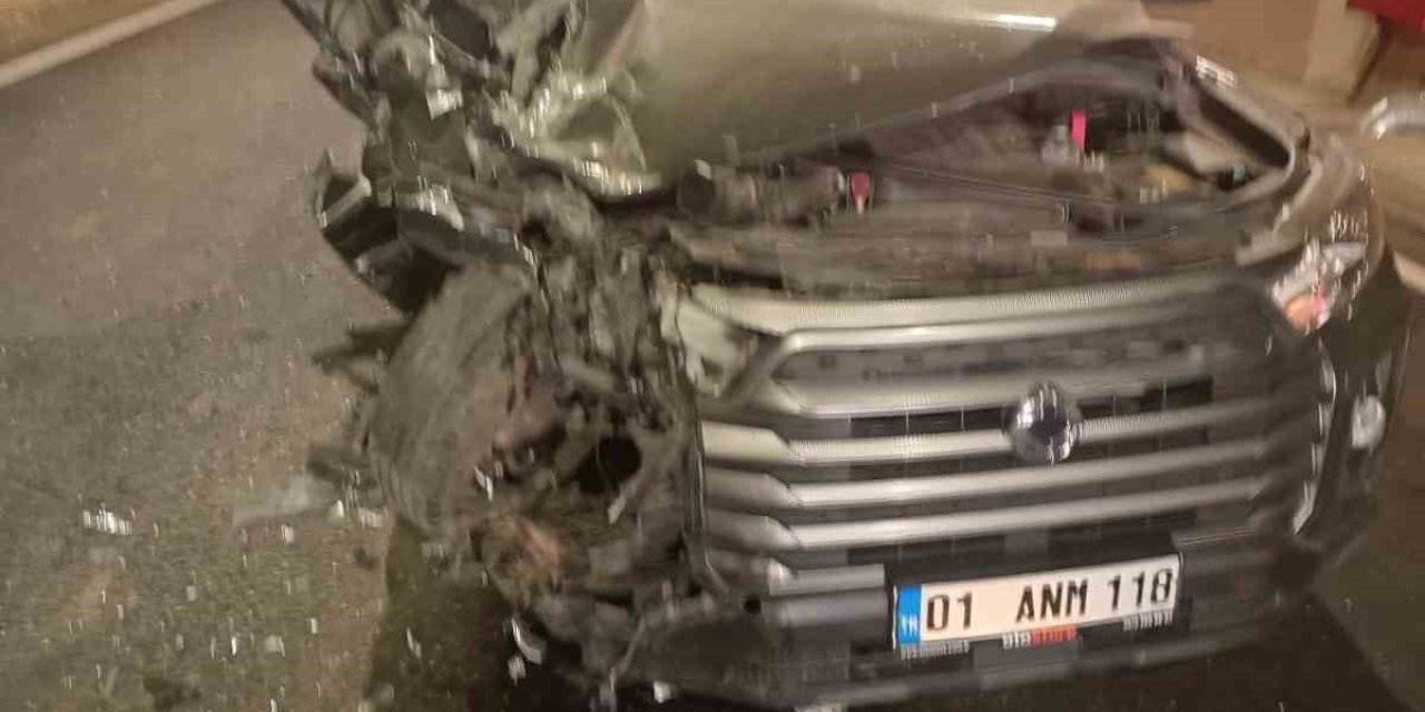 Hasankeyf tünelinde tıra arkadan çarpan pikap hurda oldu