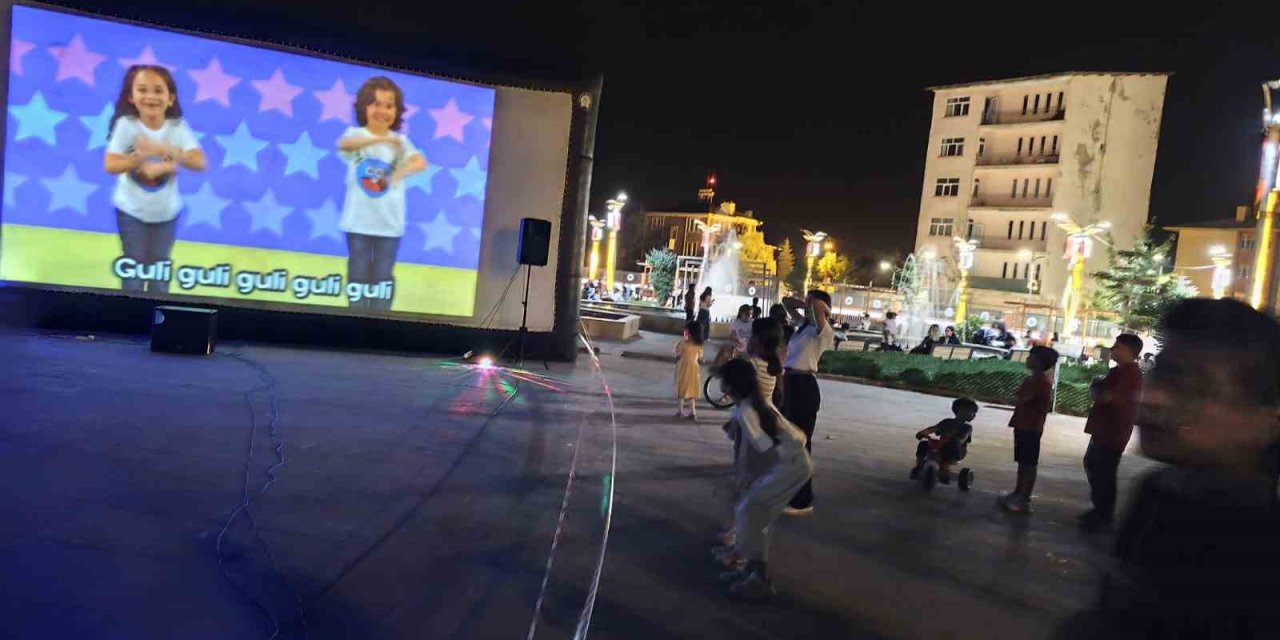 Hakkarili çocuklar karaoke sahnesinde hünerlerini gösterdi