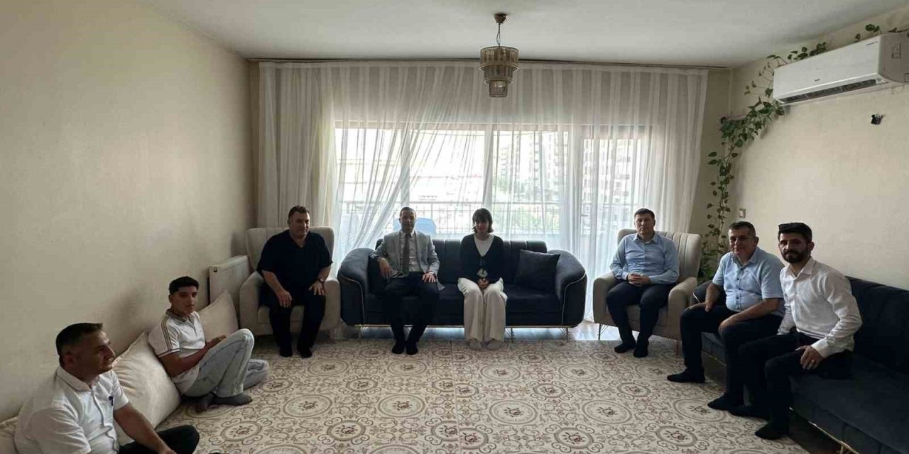 Cizre Kaymakamı Ahmet Vezir Baycar, YKS’de il birincisi olan öğrencileri evlerinde ziyaret etti