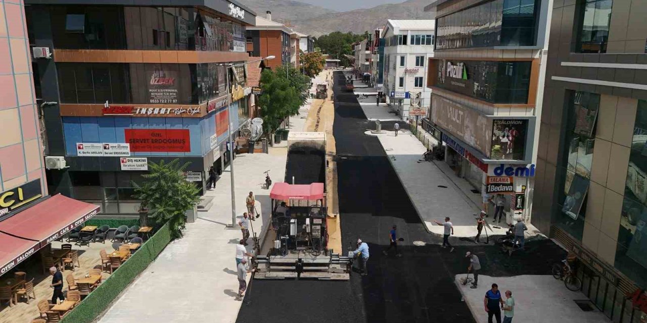 Muhsin Yazıcıoğlu Caddesi’nde asfalt serim çalışması