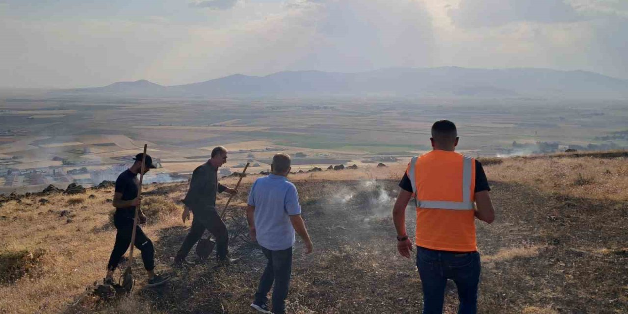 Patnos’ta dağlık alanda çıkan ot yangını söndürüldü