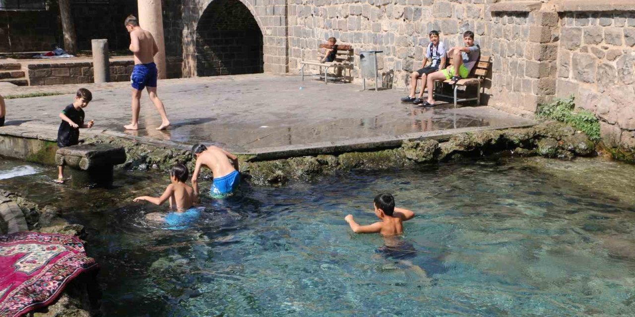 Diyarbakırlı çocuklar süs havuzunda serinliyor