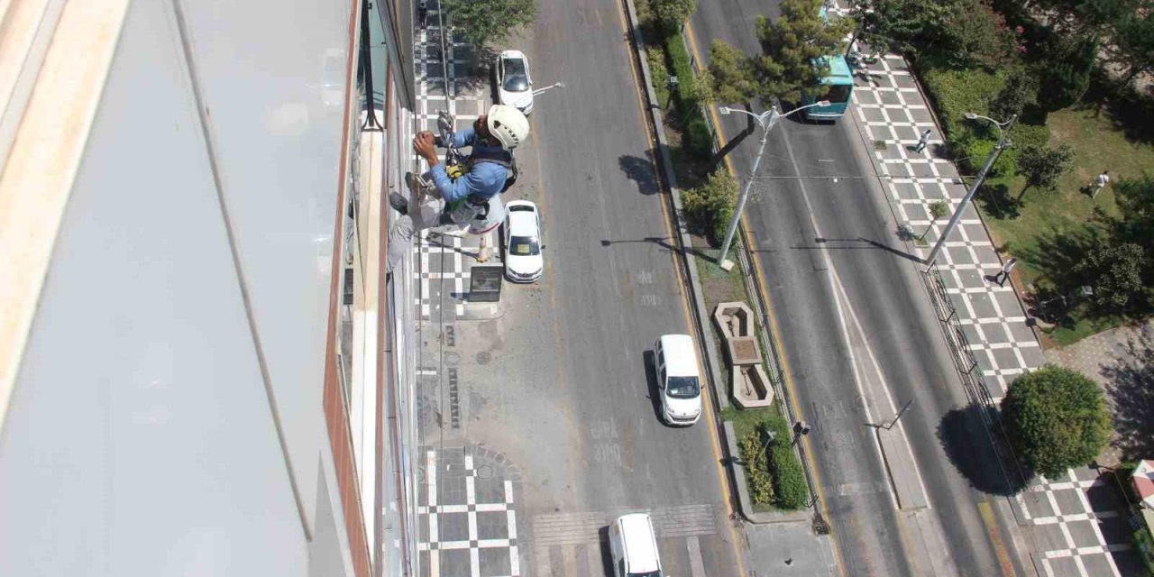Şanlıurfa'da kuş gibi süzülüp metrelerce yükseklikte çalışıyorlar