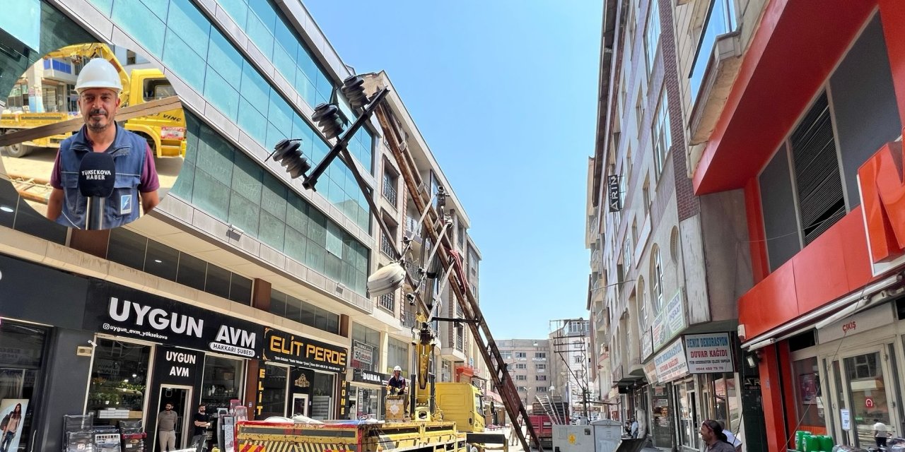 Yüksekova Sanat Sokağı ve Özgürlük Meydanı’nda direkler indiriliyor