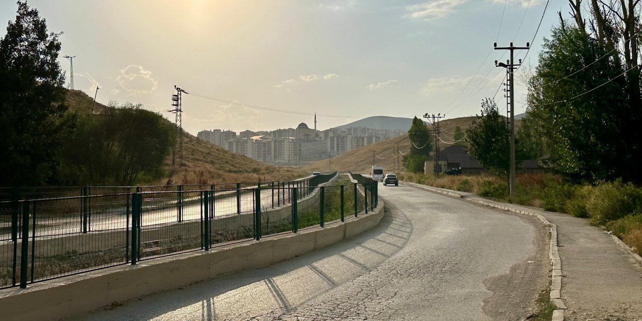 Yüksekova: Pizok TOKİ’deki tehlikeli yolda demir korkuluk çalışması tamamlandı