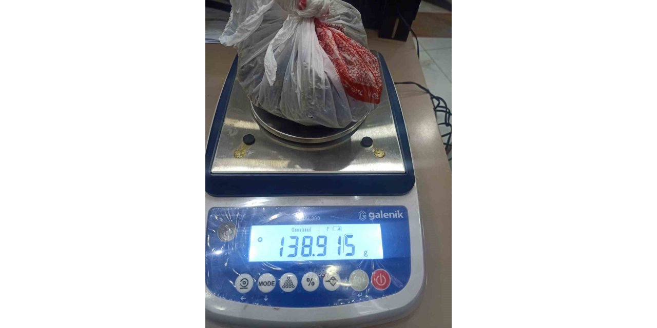 Şanlıurfa'da attıkları poşetten uyuşturucu çıktı