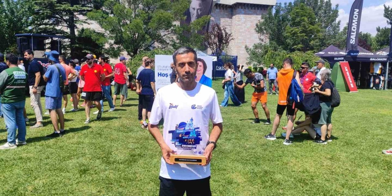 Siirtli sporcu, Eskişehir Yarı Maratonu’nda kategorisinde birinciliği uzandı