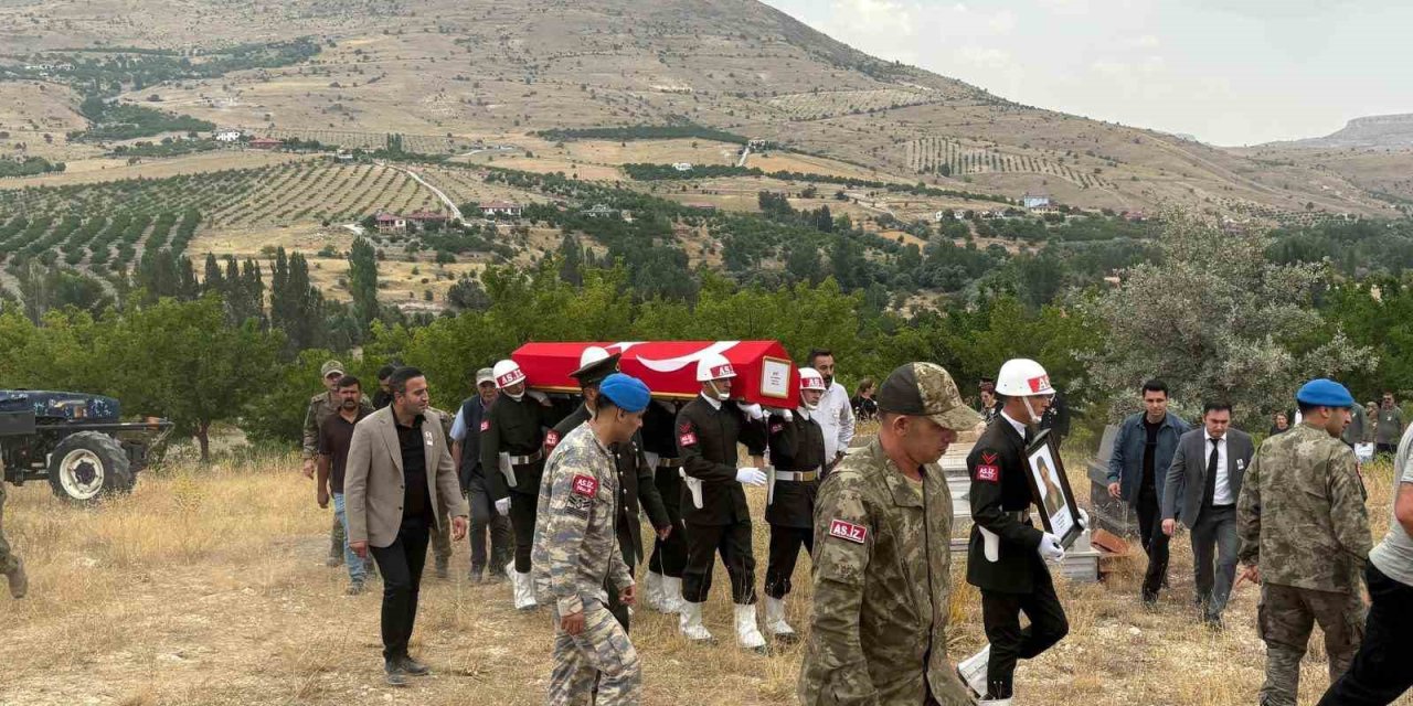 Şehit Kemal Demirbaş’ın naaşı 26 yıl sonra aile mezarlığına nakledildi