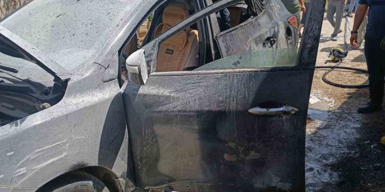 Van’da park halindeki otomobil kül oldu