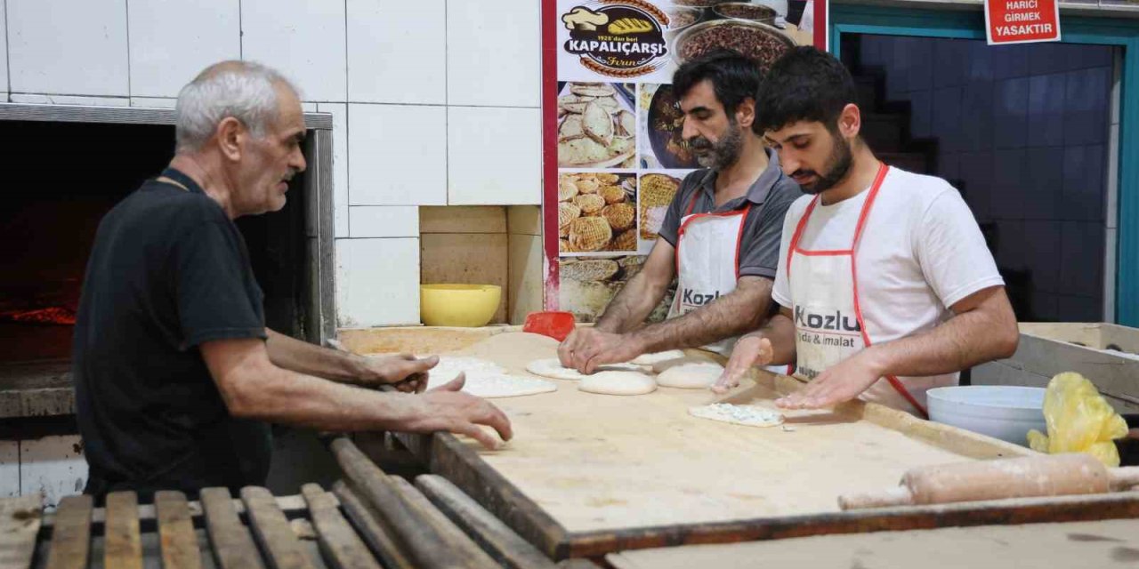 Elazığ'da fırıncıların sıcak havada zorlu ’ekmek’ mesaisi
