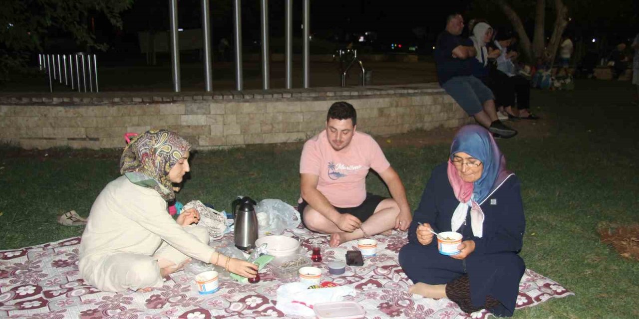 Sıcaktan bunalan vatandaşlar parklarda soluklandı