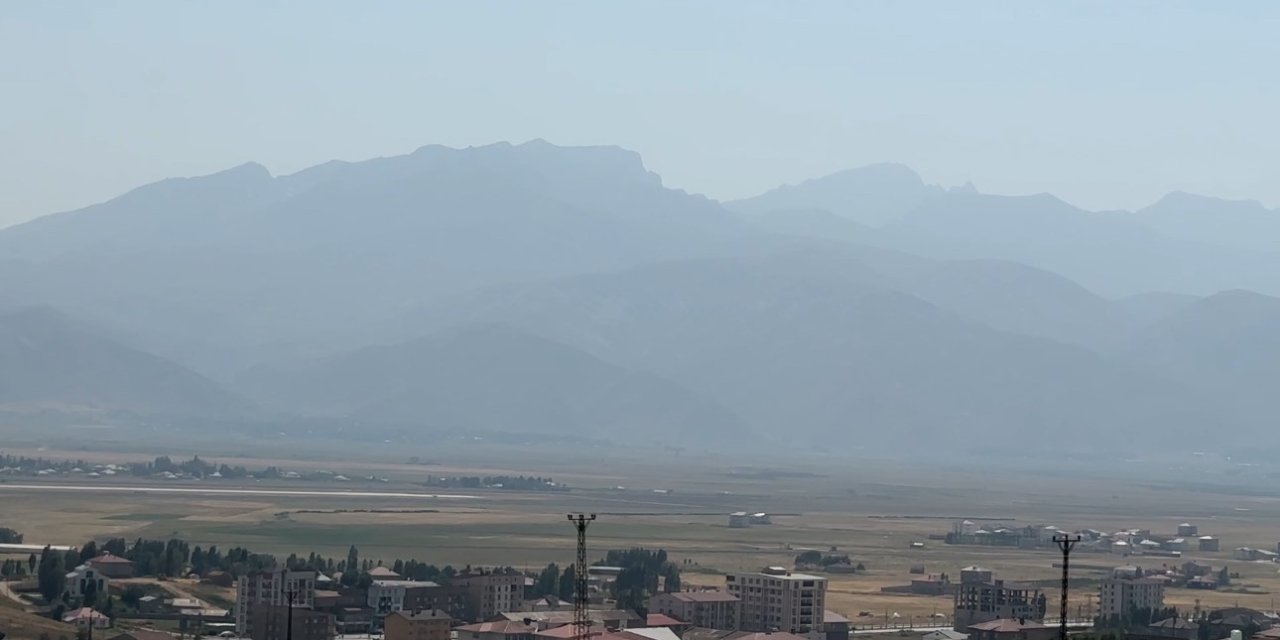 Yüksekova’da toz bulutu etkili oldu
