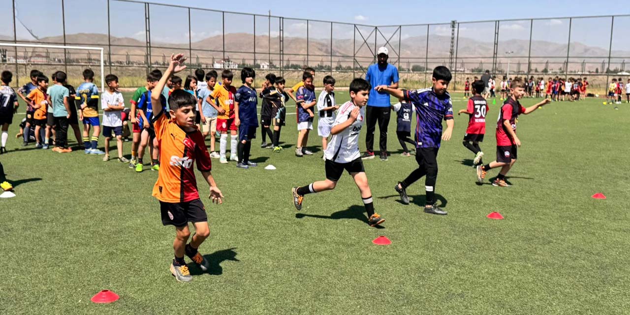 Yüksekova Belediyesi yaz futbol okulu 2 aydır 600 öğrenciyle devam ediyor