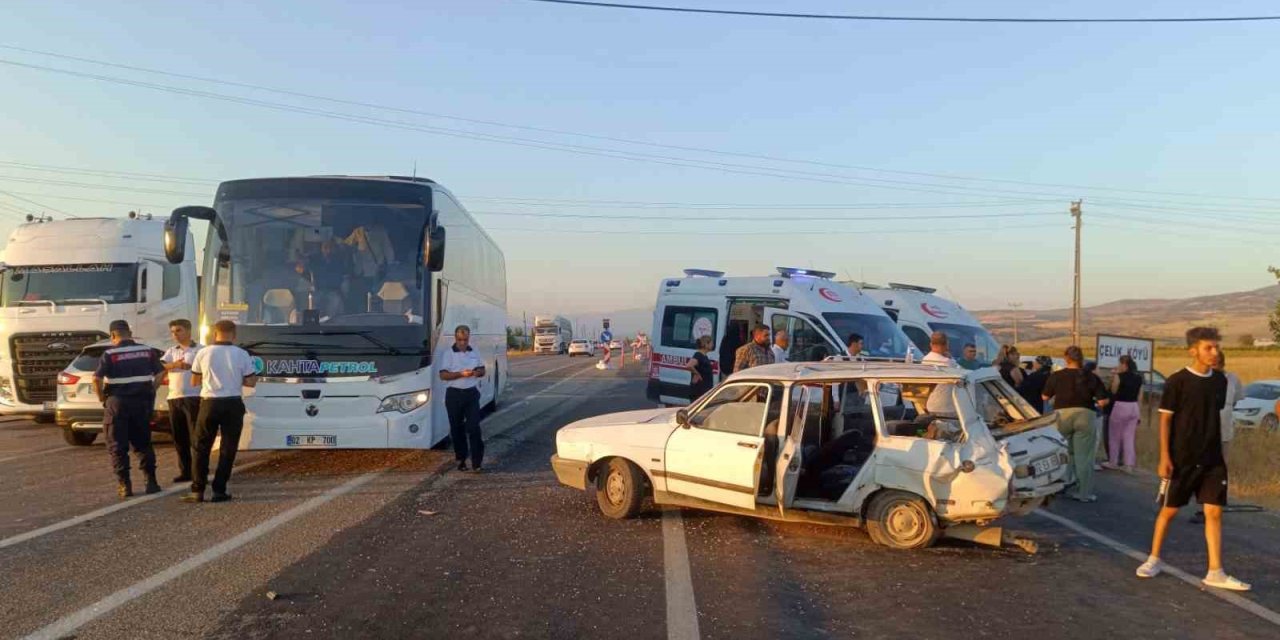 Adıyaman’da otobüs ile otomobil çarpıştı: 5 kişi yaralandı