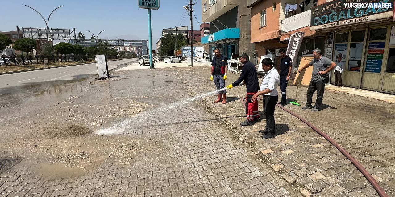 İpekyolu Caddesindeki tozlu kaldırımlar yıkandı, esnaf nefes aldı