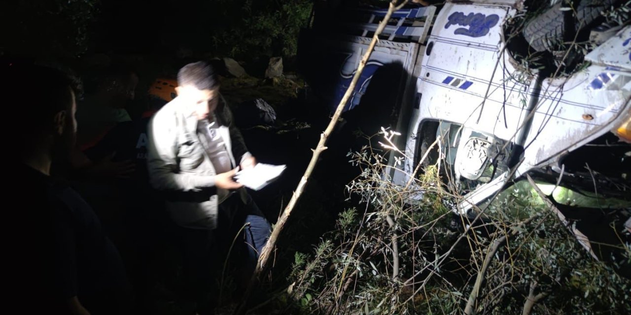 Hakkari’de kamyonet şarampole yuvarlandı: 2 yaralı