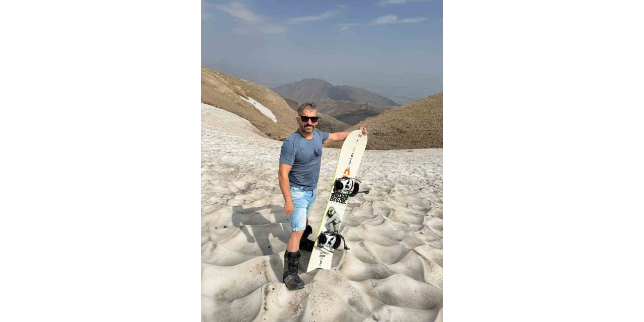 Kavurucu sıcakların yaşandığı Ağustos ayında karda kayak keyfi yaşadılar