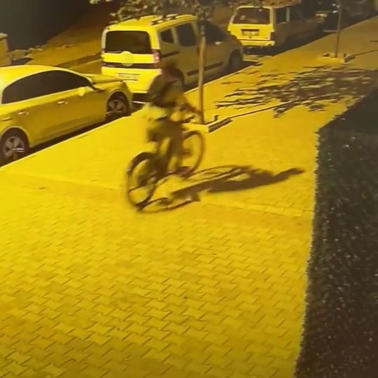 Yürüyerek geldikleri otoparktan bisikleti çalıp kaçtılar