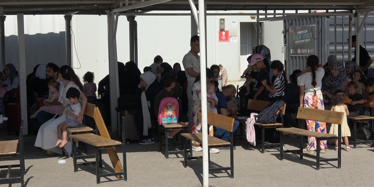 Suriyelilerin ülkelerine gönüllü dönüşü devam ediyor