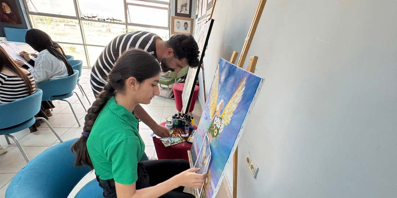 Yüksekova Gençlik Merkezi resim kursuna ilgi artıyor