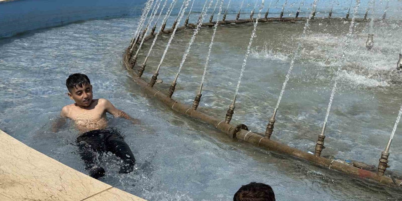 Kavurucu sıcakta tehlikeli serinlik, çocuklar süs havuzuna girdi