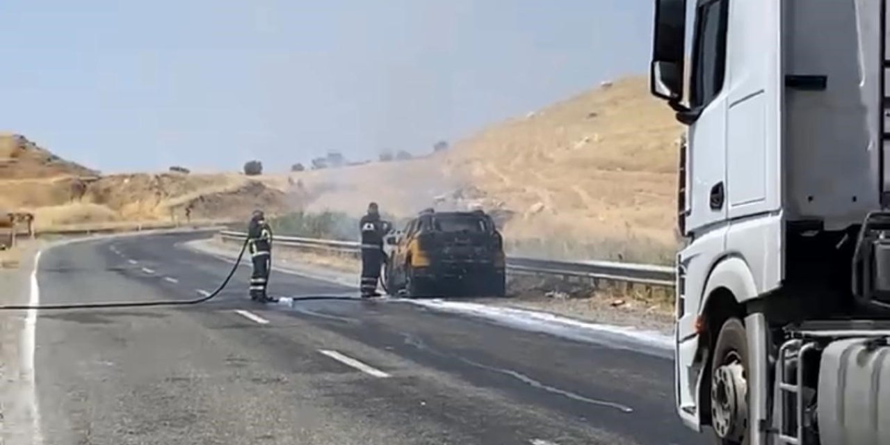 Silvan'da seyir halindeki araç yandı