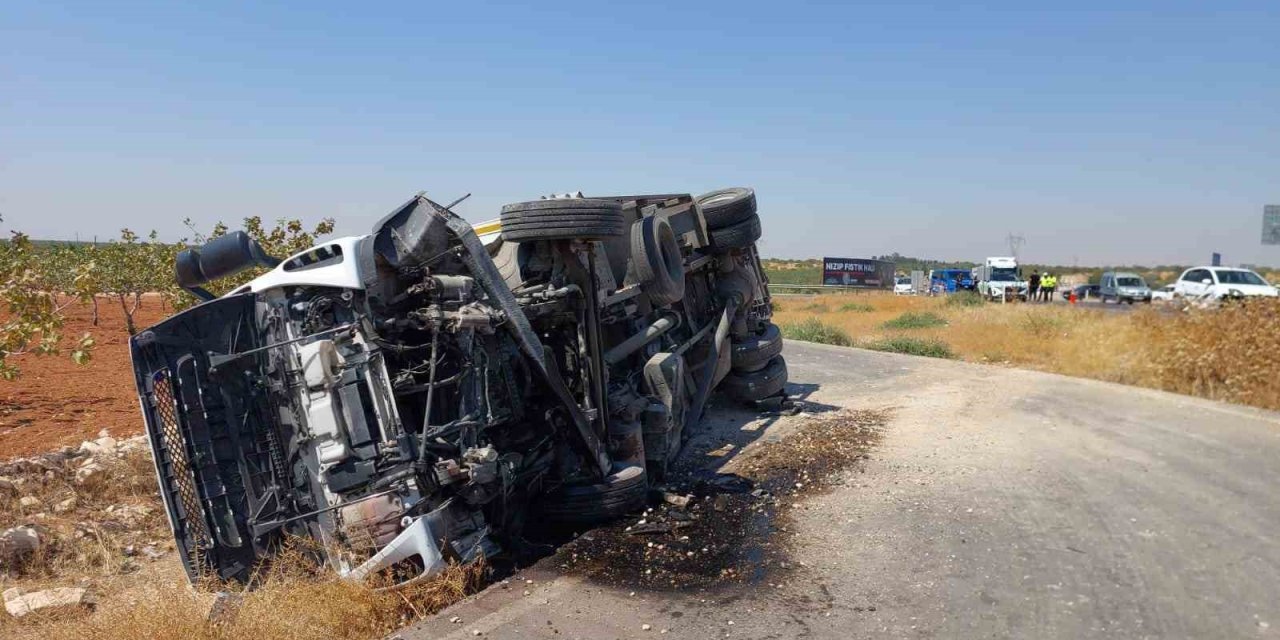 Araçla çarpışan kamyon yan yattı: 1 yaralı