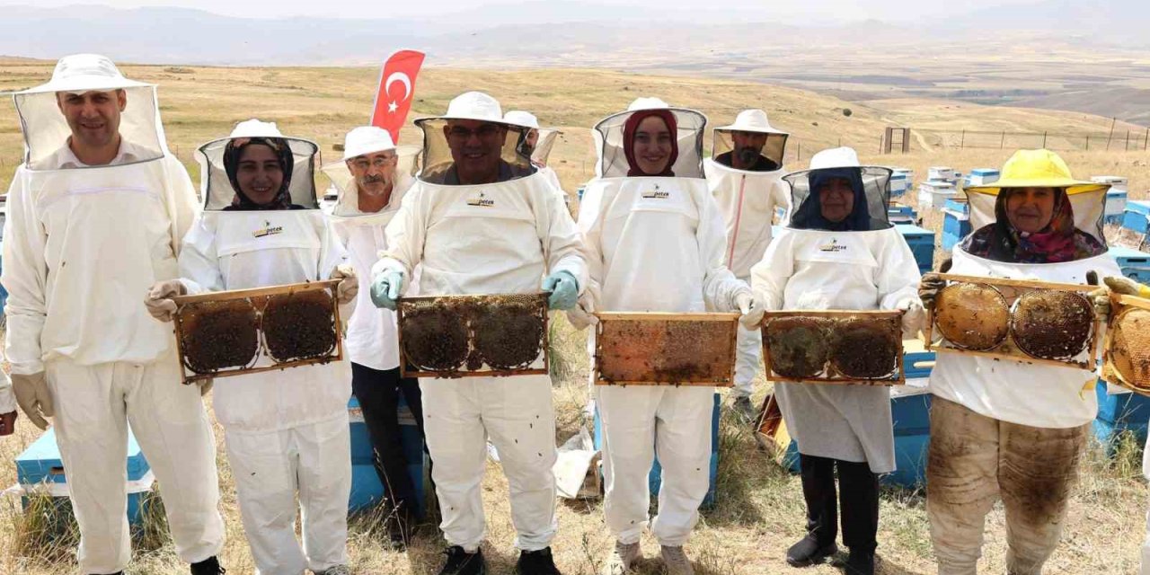 Ağrı’da kadınlar bal üretimine yöneliyor
