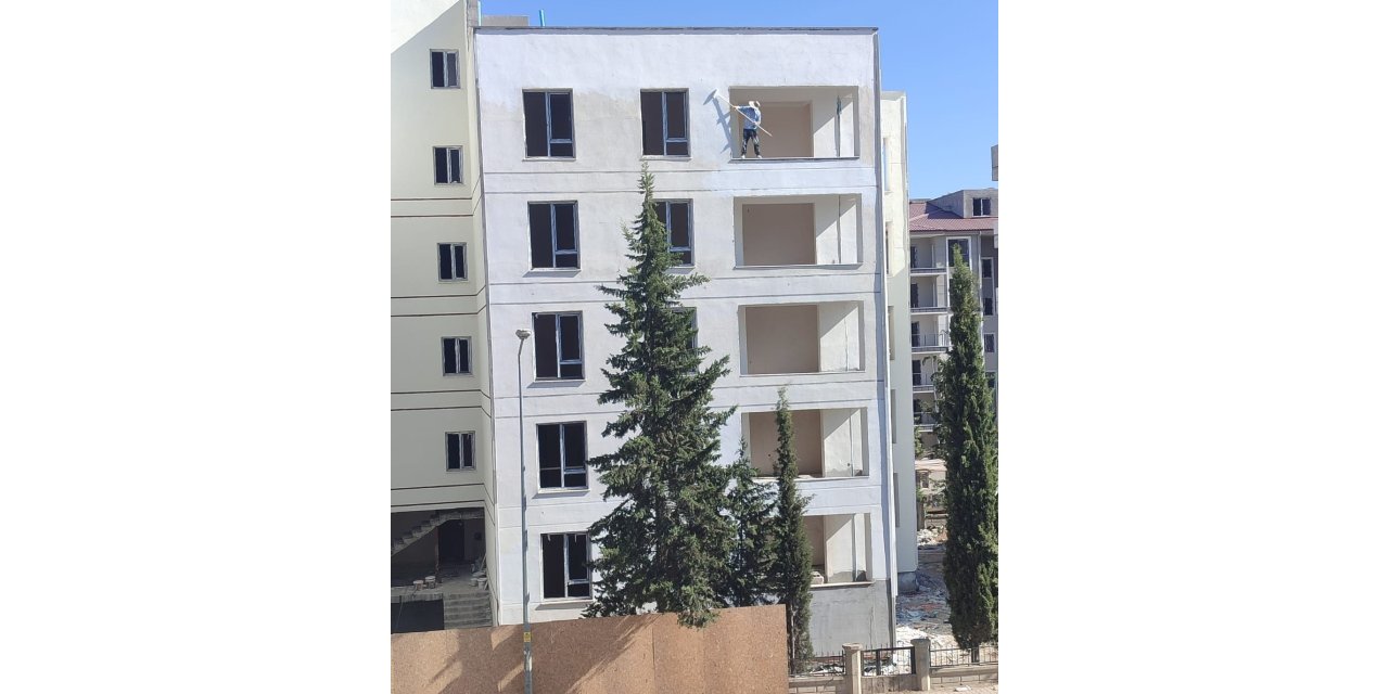 İnşaat işçisi canını hiçe sayarak çalıştı