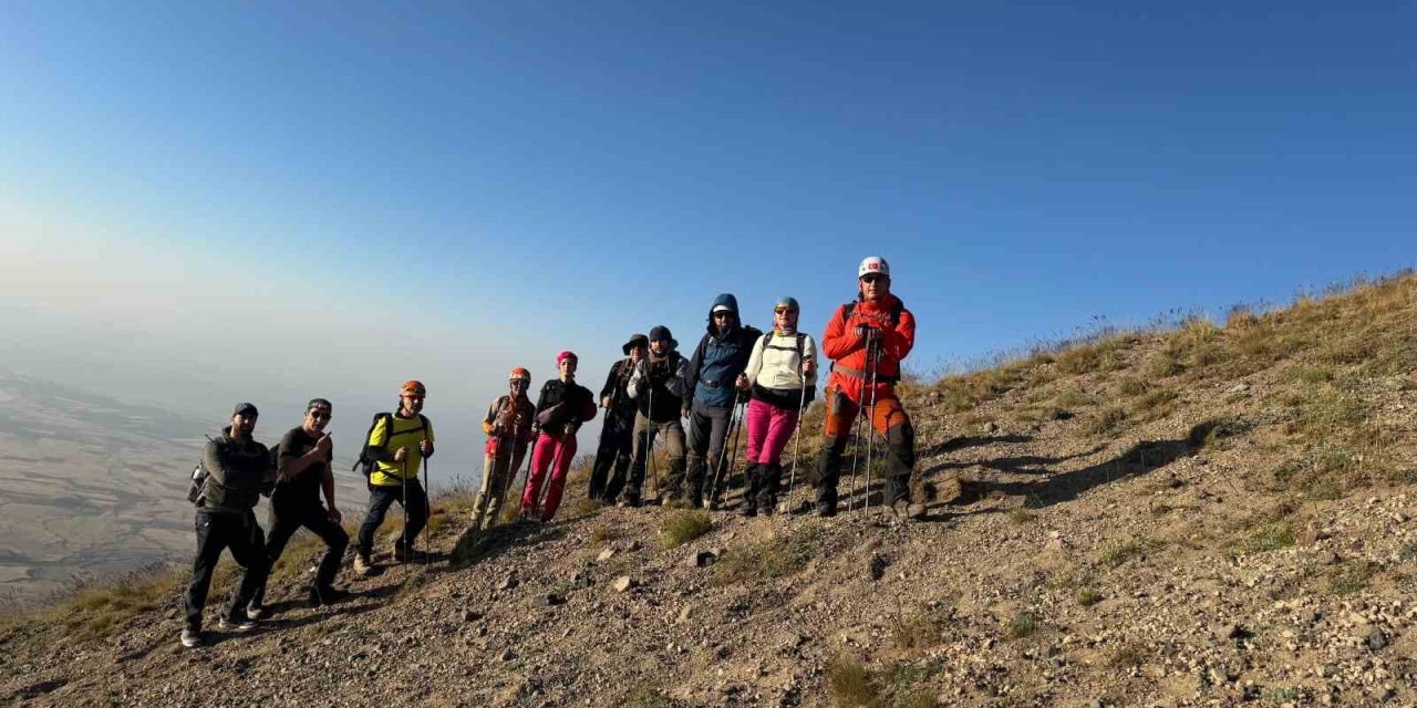 Dağcılardan Süphan Dağı’na ilgi