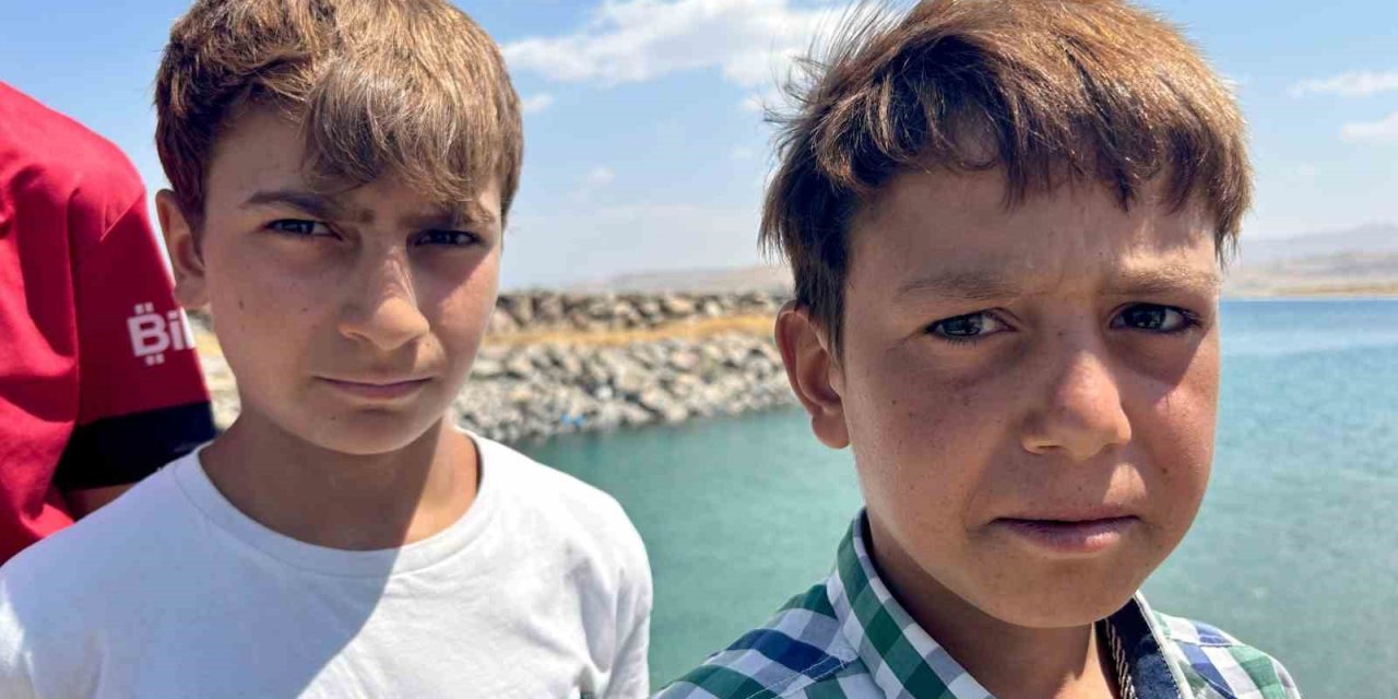 Sodalı Van Gölü çocukların saçlarını sarıya boyuyor