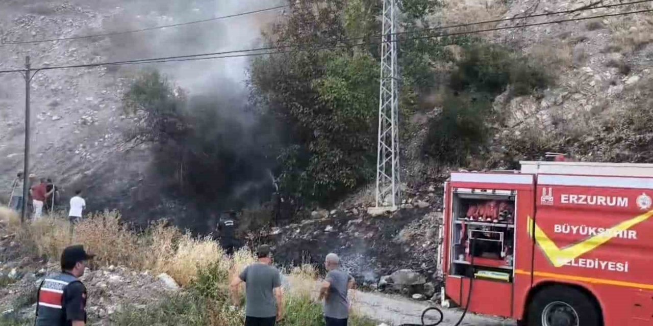 Erzurum’da mahalle girişinde çıkan yangın korkuttu