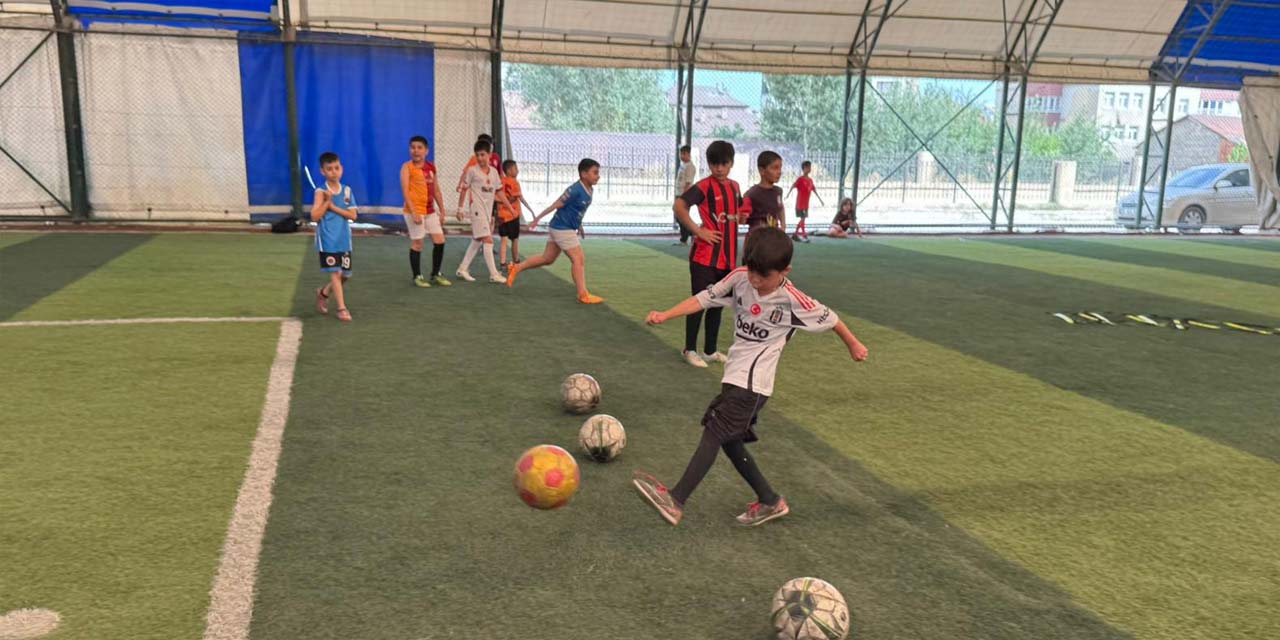 Yüksekova Gençlik Merkezi’ndeki futbol okulu devam ediyor