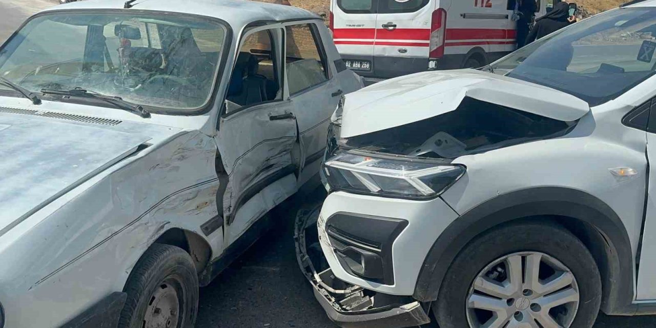 Adıyaman'da iki otomobilin çarpıştığı kazada 5 kişi yaralandı