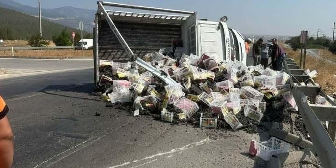 Antep’te lastiği patlayan kamyonet yan yattı: 2 yaralı