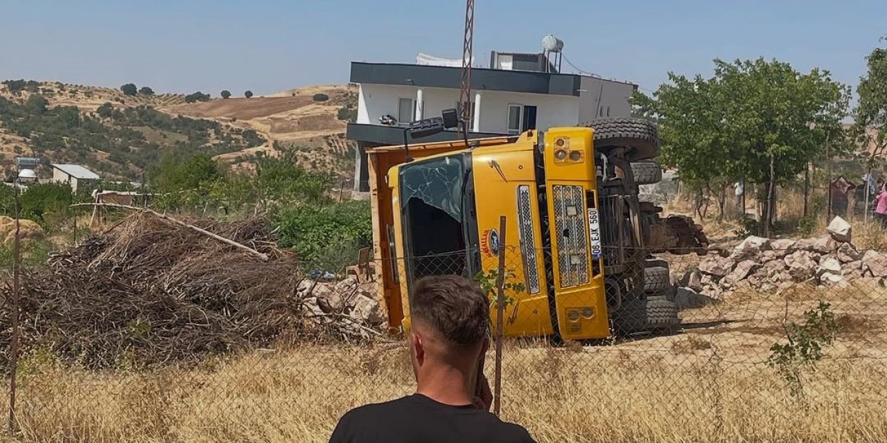 Baykan'da hafriyat kamyonu devrildi: 3 yaralı