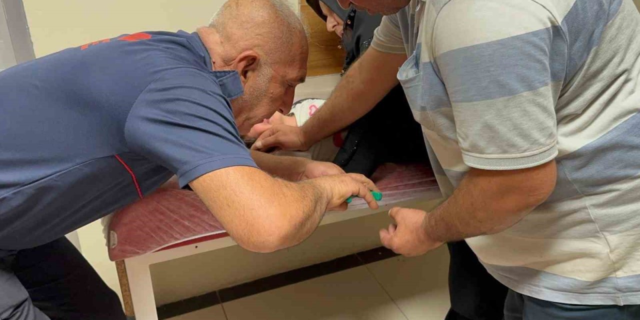 Çocuğun parmağına sıkışan metal cisim, kesilerek çıkarıldı