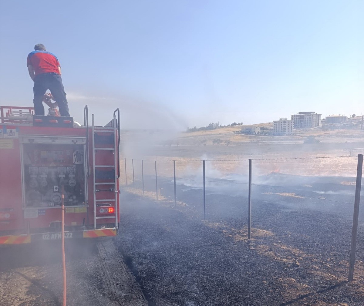 Besni'de korkutan anız yangını söndürüldü