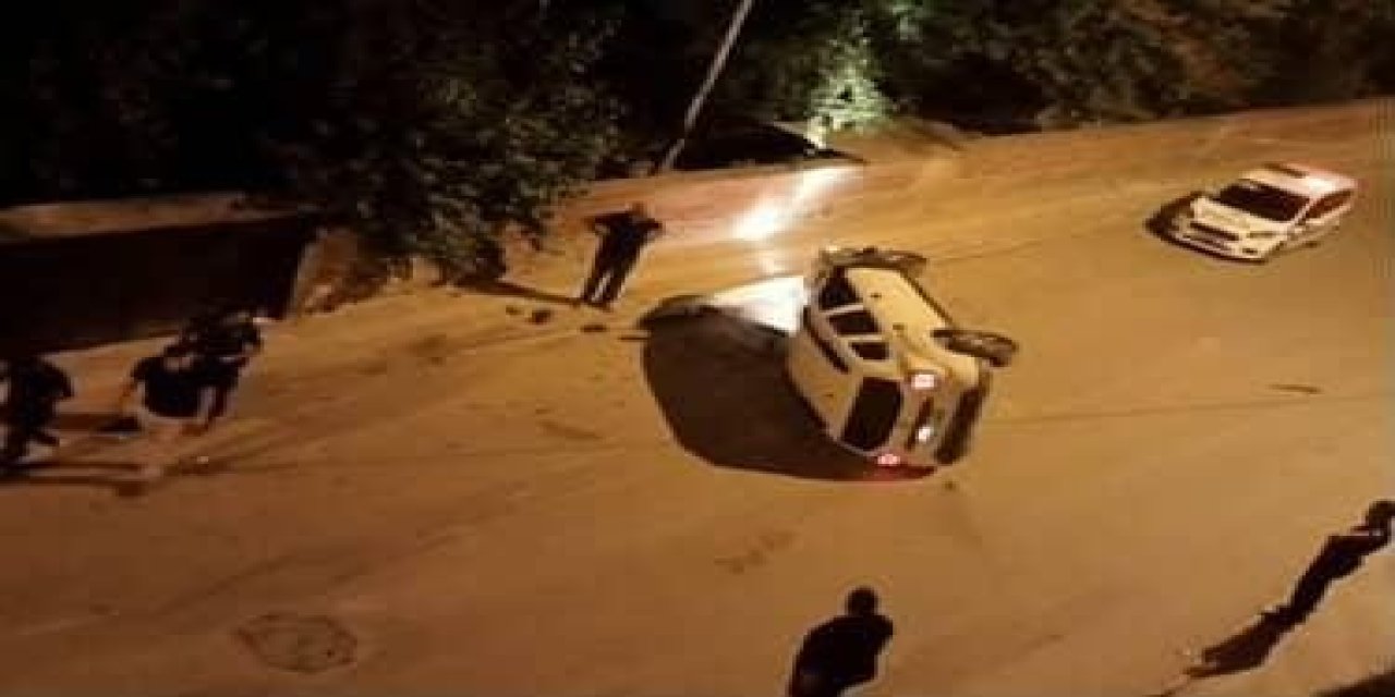 Elazığ’da park halinde araçlara çarpan araba devrildi: 1 yaralı