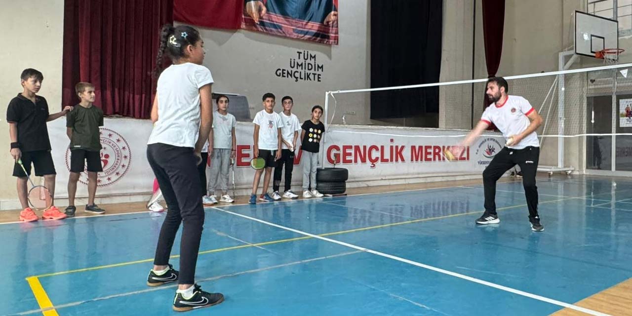 Yüksekova'da açılan badminton kursuna yoğun ilgi