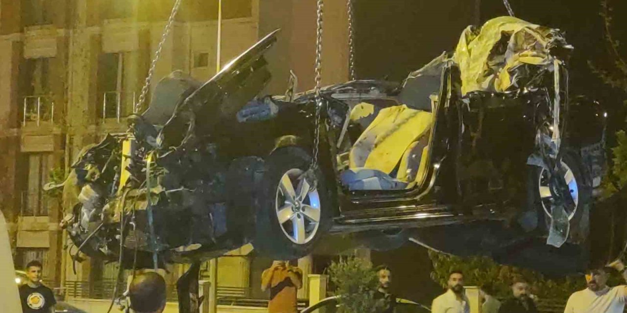 Van'da otomobil park halindeki briket yüklü tıra çarptı: 2 ölü