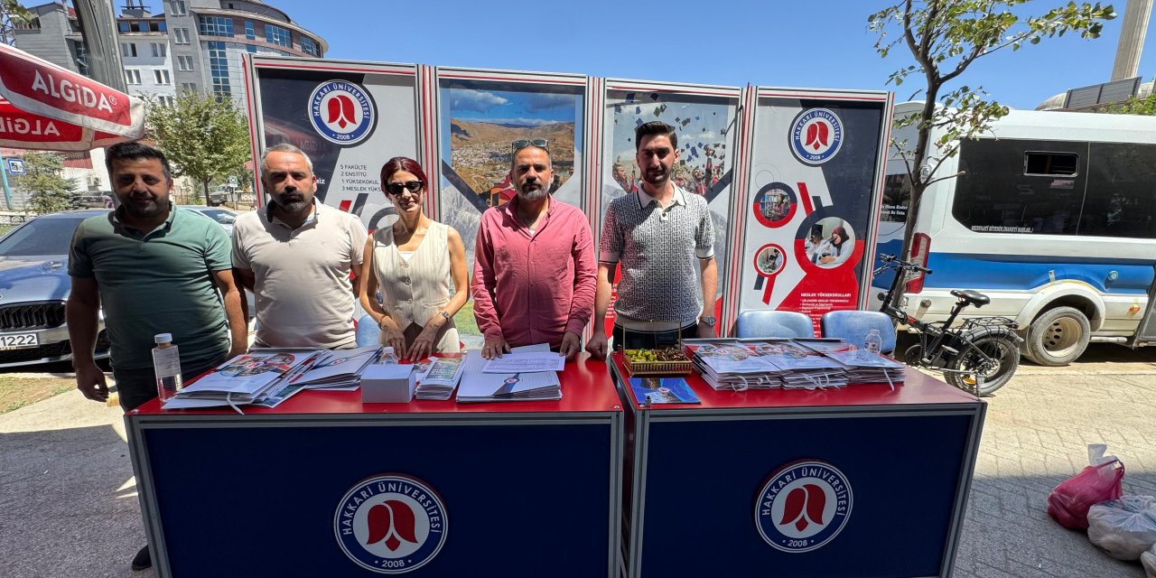 Hakkari Üniversitesi, Yüksekova’da tanıtım ve rehberlik standı kurdu