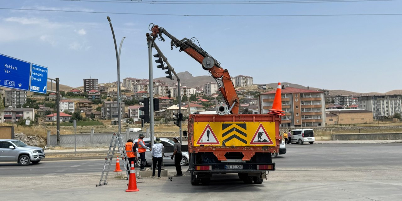 Yüksekova-İpekyolu’nda trafik ışığı sorunu giderildi