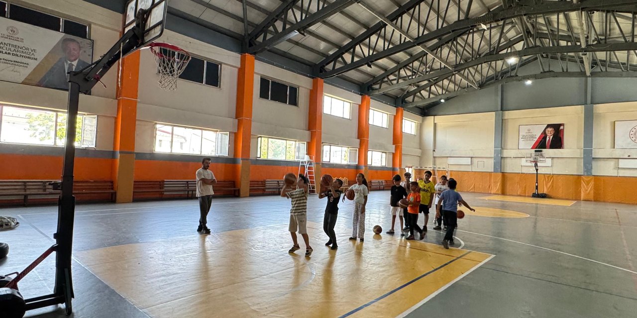 Yüksekova’da Gençlik ve Spor Merkezi'nde basketbol yaz kursu başladı