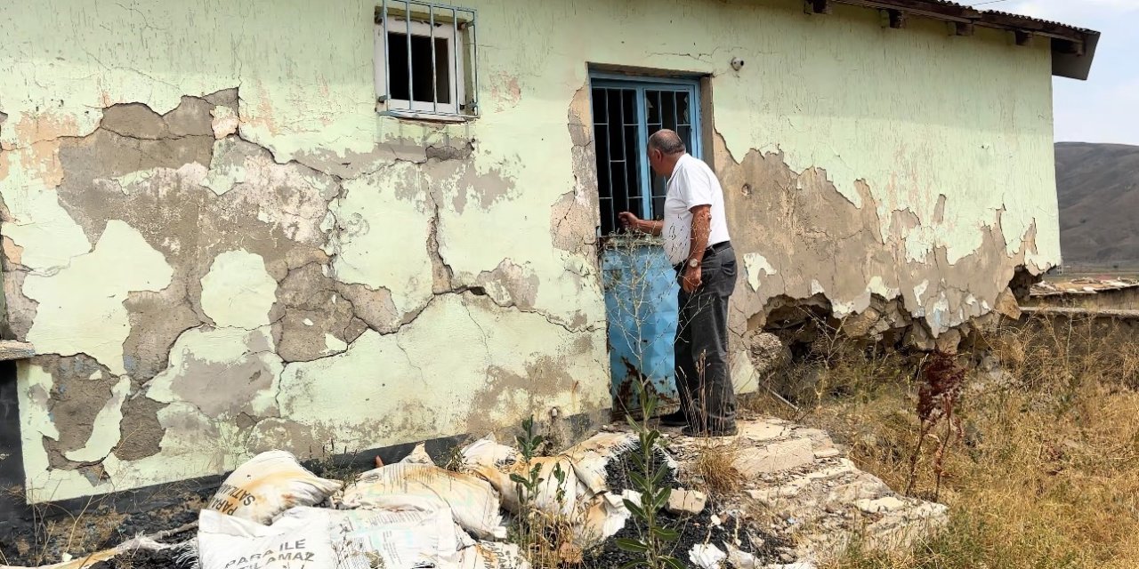 Yüksekova'da 31 yıl sonra eski okulunu ziyaret etti, öğrencileriyle bir araya geldi