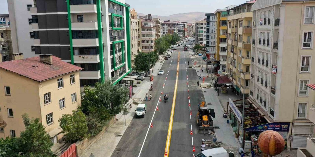 Van'da Eski Cezaevi Caddesi yeni görünümüyle trafiğe açıldı