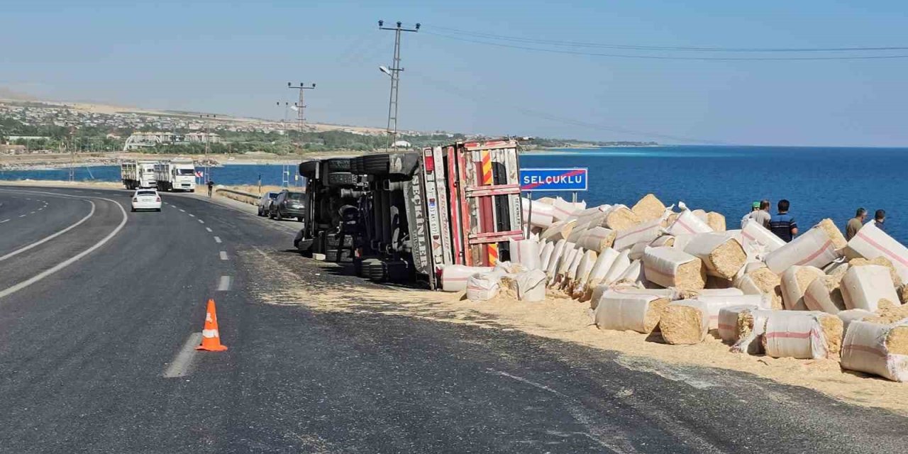 Adilcevaz’da saman yüklü tır devrildi